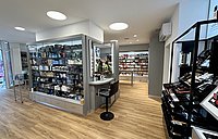 Parfüm- und Kosmetikregale in der Aurel Parfümerie Auerbach – exklusive Düfte und Make-up in der Nicolaistraße 3