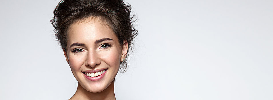 Frau mit natürlichem Make-up und strahlendem Lächeln – Profi Make-up Schulung bei Aurel Parfümerie