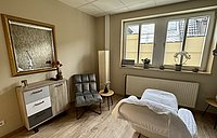 Heller Kosmetikraum mit Behandlungsliege – Kosmetikbehandlung und SPA bei Aurel Parfümerie Auerbach Nicolaistraße 3